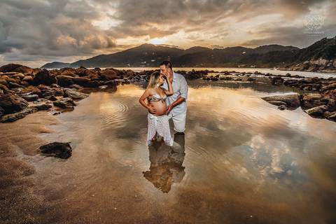 ensaio gestante  feito na praia do guaruja em familia com fotografa premiada vencedora do oscar nayara andrade '
