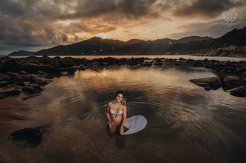 ensaio gestante  feito na praia do guaruja em familia com fotografa premiada vencedora do oscar nayara andrade '