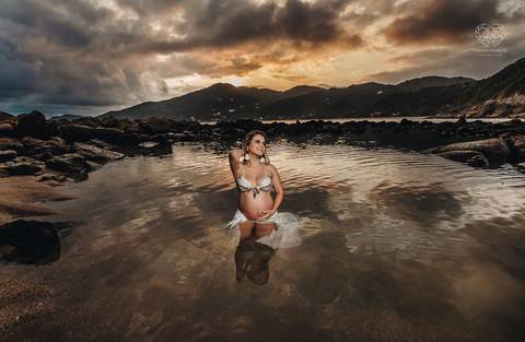 ensaio gestante  feito na praia do guaruja em familia com fotografa premiada vencedora do oscar nayara andrade '