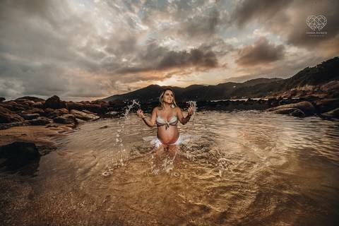 ensaio gestante  feito na praia do guaruja em familia com fotografa premiada vencedora do oscar nayara andrade '