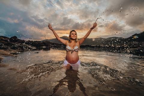 ensaio gestante  feito na praia do guaruja em familia com fotografa premiada vencedora do oscar nayara andrade '