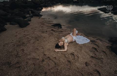 ensaio gestante  feito na praia do guaruja em familia com fotografa premiada vencedora do oscar nayara andrade '