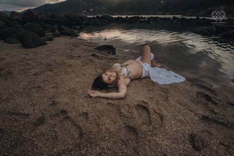 ensaio gestante  feito na praia do guaruja em familia com fotografa premiada vencedora do oscar nayara andrade '