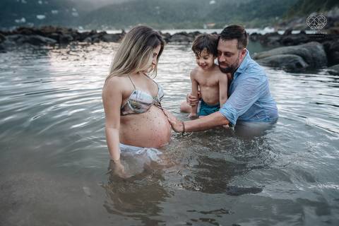 ensaio gestante  feito na praia do guaruja em familia com fotografa premiada vencedora do oscar nayara andrade '