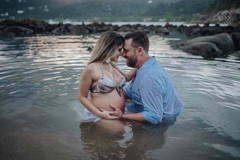 ensaio gestante  feito na praia do guaruja em familia com fotografa premiada vencedora do oscar nayara andrade '