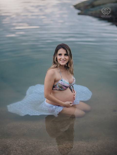 ensaio gestante  feito na praia do guaruja em familia com fotografa premiada vencedora do oscar nayara andrade '
