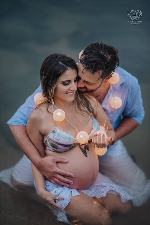 ensaio gestante  feito na praia do guaruja em familia com fotografa premiada vencedora do oscar nayara andrade '