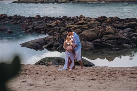 ensaio gestante  feito na praia do guaruja em familia com fotografa premiada vencedora do oscar nayara andrade '