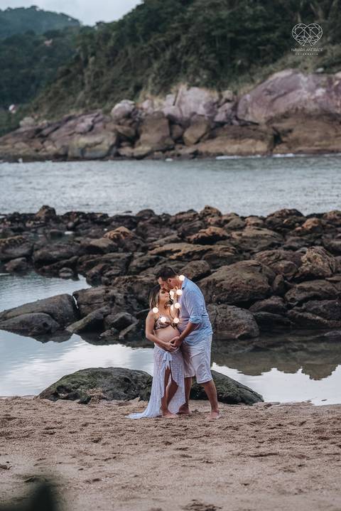 ensaio gestante  feito na praia do guaruja em familia com fotografa premiada vencedora do oscar nayara andrade '