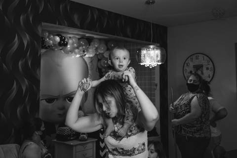 Festa em casa na sala de casa em periodo de pandemia decoraçao  de festa em casa familia reunida para aniversario infantil  fotos feitas pela fotografa premiada nayara andrade fotografia de santos'