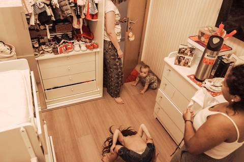 Festa em casa na sala de casa em periodo de pandemia decoraçao  de festa em casa familia reunida para aniversario infantil  fotos feitas pela fotografa premiada nayara andrade fotografia de santos'