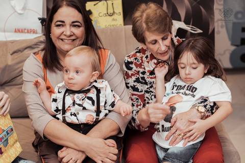 Festa em casa na sala de casa em periodo de pandemia decoraçao  de festa em casa familia reunida para aniversario infantil  fotos feitas pela fotografa premiada nayara andrade fotografia de santos'