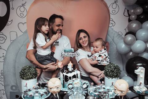 Festa em casa na sala de casa em periodo de pandemia decoraçao  de festa em casa familia reunida para aniversario infantil  fotos feitas pela fotografa premiada nayara andrade fotografia de santos'