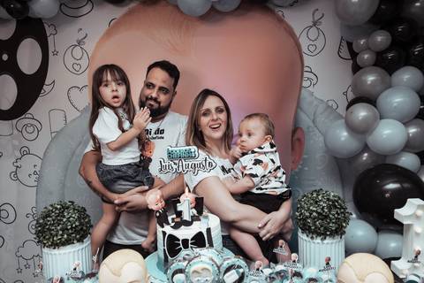 Festa em casa na sala de casa em periodo de pandemia decoraçao  de festa em casa familia reunida para aniversario infantil  fotos feitas pela fotografa premiada nayara andrade fotografia de santos'