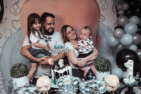 Festa em casa na sala de casa em periodo de pandemia decoraçao  de festa em casa familia reunida para aniversario infantil  fotos feitas pela fotografa premiada nayara andrade fotografia de santos'