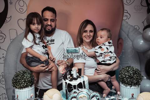 Festa em casa na sala de casa em periodo de pandemia decoraçao  de festa em casa familia reunida para aniversario infantil  fotos feitas pela fotografa premiada nayara andrade fotografia de santos'