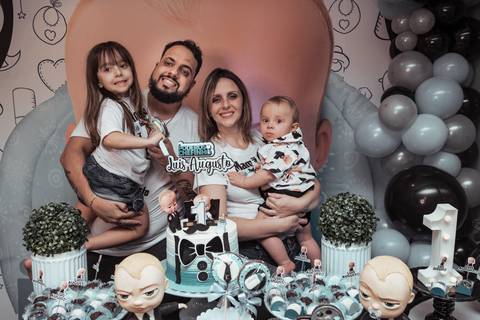 Festa em casa na sala de casa em periodo de pandemia decoraçao  de festa em casa familia reunida para aniversario infantil  fotos feitas pela fotografa premiada nayara andrade fotografia de santos'