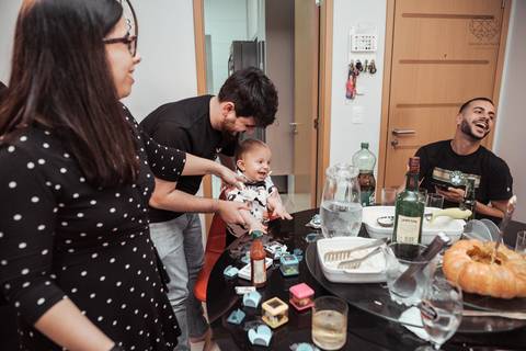 Festa em casa na sala de casa em periodo de pandemia decoraçao  de festa em casa familia reunida para aniversario infantil  fotos feitas pela fotografa premiada nayara andrade fotografia de santos'