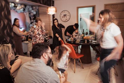 Festa em casa na sala de casa em periodo de pandemia decoraçao  de festa em casa familia reunida para aniversario infantil  fotos feitas pela fotografa premiada nayara andrade fotografia de santos'