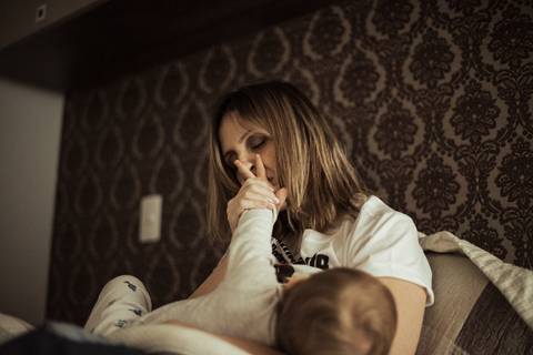 Festa em casa na sala de casa em periodo de pandemia decoraçao  de festa em casa familia reunida para aniversario infantil  fotos feitas pela fotografa premiada nayara andrade fotografia de santosMomento de intimidade mamae e bebe mae dando mama aleitamen'