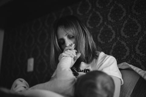 Momento de intimidade mamae e bebe mae dando mama aleitamento materno mamae e seu bebe no silencio do quarto momento de interaçao e amor dos dois fotografado pela fotografa nayara andrade fotografia'