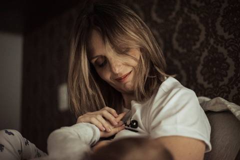 Momento de intimidade mamae e bebe mae dando mama aleitamento materno mamae e seu bebe no silencio do quarto momento de interaçao e amor dos dois fotografado pela fotografa nayara andrade fotografia'