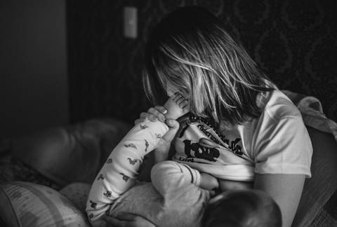 Momento de intimidade mamae e bebe mae dando mama aleitamento materno mamae e seu bebe no silencio do quarto momento de interaçao e amor dos dois fotografado pela fotografa nayara andrade fotografia'