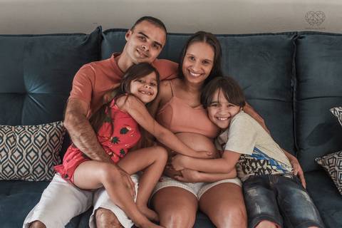 Ensaio gestante lifestyle feito com tinta e pinturas a mao filhos pai e mamae gestante em casa fotografa premiada nayara andrade fotografia de santos com fotos emocionantes do amor do lar'