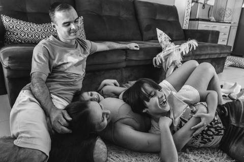 Ensaio gestante lifestyle feito com tinta e pinturas a mao filhos pai e mamae gestante em casa fotografa premiada nayara andrade fotografia de santos com fotos emocionantes do amor do lar'