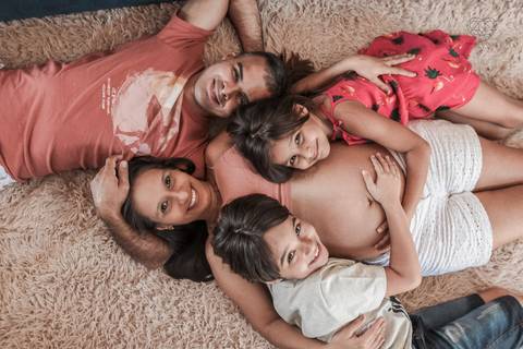 Ensaio gestante lifestyle feito com tinta e pinturas a mao filhos pai e mamae gestante em casa fotografa premiada nayara andrade fotografia de santos com fotos emocionantes do amor do lar'