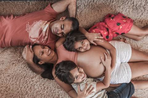 Ensaio gestante lifestyle feito com tinta e pinturas a mao filhos pai e mamae gestante em casa fotografa premiada nayara andrade fotografia de santos com fotos emocionantes do amor do lar'