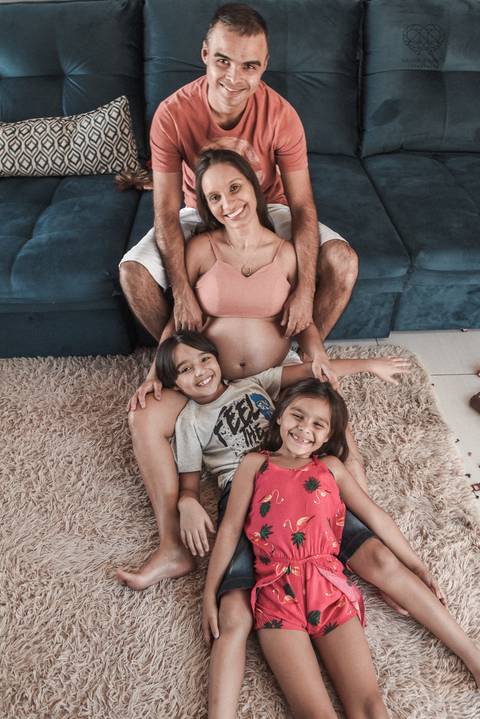 Ensaio gestante lifestyle feito com tinta e pinturas a mao filhos pai e mamae gestante em casa fotografa premiada nayara andrade fotografia de santos com fotos emocionantes do amor do lar'