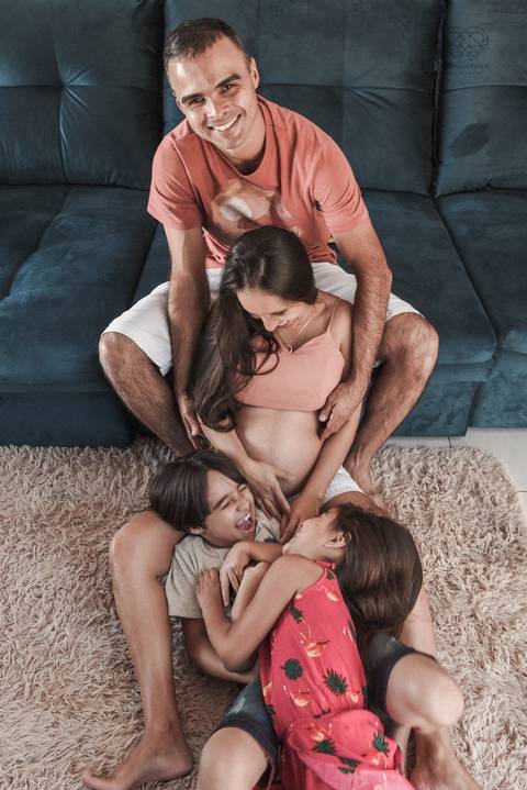Ensaio gestante lifestyle feito com tinta e pinturas a mao filhos pai e mamae gestante em casa fotografa premiada nayara andrade fotografia de santos com fotos emocionantes do amor do lar'