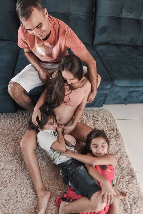 Ensaio gestante lifestyle feito com tinta e pinturas a mao filhos pai e mamae gestante em casa fotografa premiada nayara andrade fotografia de santos com fotos emocionantes do amor do lar'