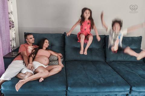 Ensaio gestante lifestyle feito com tinta e pinturas a mao filhos pai e mamae gestante em casa fotografa premiada nayara andrade fotografia de santos com fotos emocionantes do amor do lar'