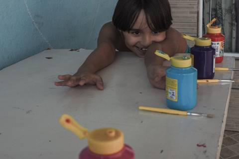 Ensaio gestante lifestyle feito com tinta e pinturas a mao filhos pai e mamae gestante em casa fotografa premiada nayara andrade fotografia de santos com fotos emocionantes do amor do lar'