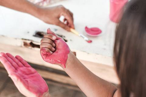 Ensaio gestante lifestyle feito com tinta e pinturas a mao filhos pai e mamae gestante em casa fotografa premiada nayara andrade fotografia de santos com fotos emocionantes do amor do lar'