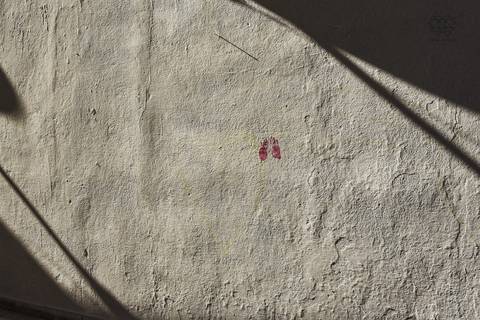 Ensaio gestante lifestyle feito com tinta e pinturas a mao filhos pai e mamae gestante em casa fotografa premiada nayara andrade fotografia de santos com fotos emocionantes do amor do lar'