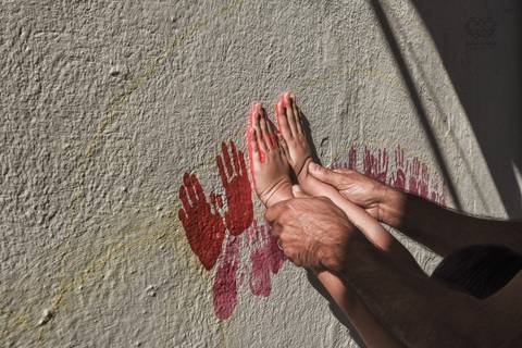 Ensaio gestante lifestyle feito com tinta e pinturas a mao filhos pai e mamae gestante em casa fotografa premiada nayara andrade fotografia de santos com fotos emocionantes do amor do lar'