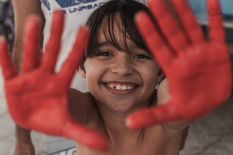 Ensaio gestante lifestyle feito com tinta e pinturas a mao filhos pai e mamae gestante em casa fotografa premiada nayara andrade fotografia de santos com fotos emocionantes do amor do lar'