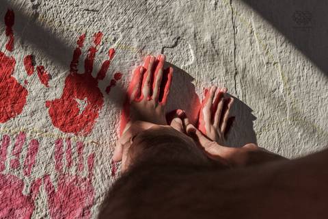 Ensaio gestante lifestyle feito com tinta e pinturas a mao filhos pai e mamae gestante em casa fotografa premiada nayara andrade fotografia de santos com fotos emocionantes do amor do lar'