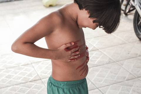 Ensaio gestante lifestyle feito com tinta e pinturas a mao filhos pai e mamae gestante em casa fotografa premiada nayara andrade fotografia de santos com fotos emocionantes do amor do lar'