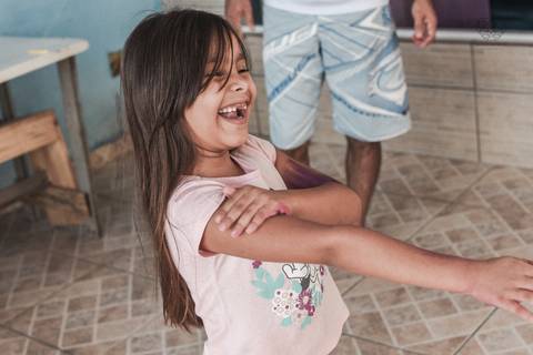 Ensaio gestante lifestyle feito com tinta e pinturas a mao filhos pai e mamae gestante em casa fotografa premiada nayara andrade fotografia de santos com fotos emocionantes do amor do lar'