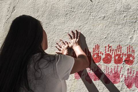 Ensaio gestante lifestyle feito com tinta e pinturas a mao filhos pai e mamae gestante em casa fotografa premiada nayara andrade fotografia de santos com fotos emocionantes do amor do lar'