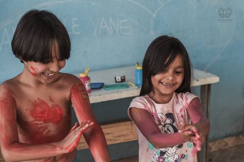 Ensaio gestante lifestyle feito com tinta e pinturas a mao filhos pai e mamae gestante em casa fotografa premiada nayara andrade fotografia de santos com fotos emocionantes do amor do lar'