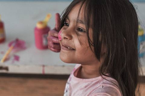 Ensaio gestante lifestyle feito com tinta e pinturas a mao filhos pai e mamae gestante em casa fotografa premiada nayara andrade fotografia de santos com fotos emocionantes do amor do lar'