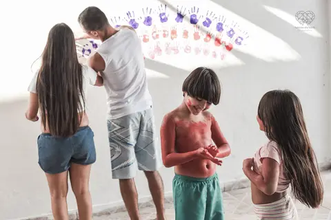 Ensaio gestante lifestyle feito com tinta e pinturas a mao filhos pai e mamae gestante em casa fotografa premiada nayara andrade fotografia de santos com fotos emocionantes do amor do lar'