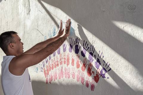 Ensaio gestante lifestyle feito com tinta e pinturas a mao filhos pai e mamae gestante em casa fotografa premiada nayara andrade fotografia de santos com fotos emocionantes do amor do lar'