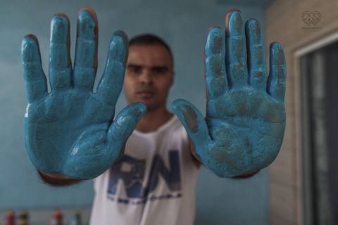 Ensaio gestante lifestyle feito com tinta e pinturas a mao filhos pai e mamae gestante em casa fotografa premiada nayara andrade fotografia de santos com fotos emocionantes do amor do lar'