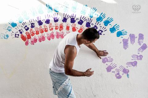 Ensaio gestante lifestyle feito com tinta e pinturas a mao filhos pai e mamae gestante em casa fotografa premiada nayara andrade fotografia de santos com fotos emocionantes do amor do lar'